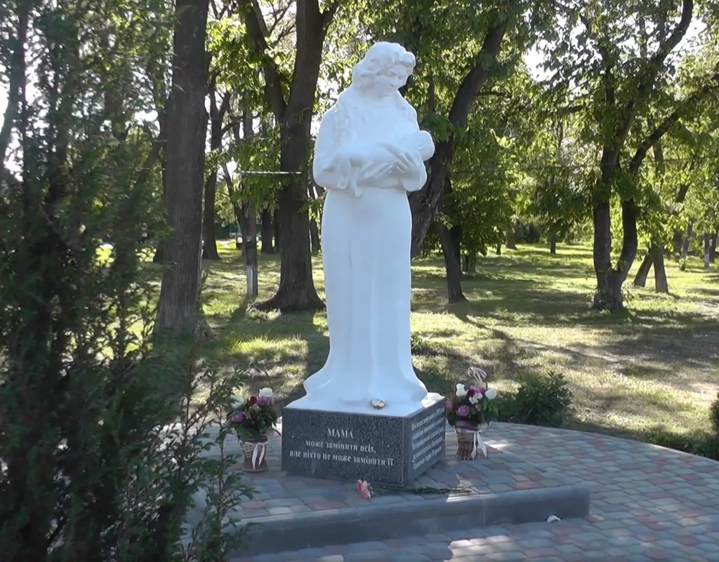 На Полтавщині відкрили скульптуру Матері й дитини