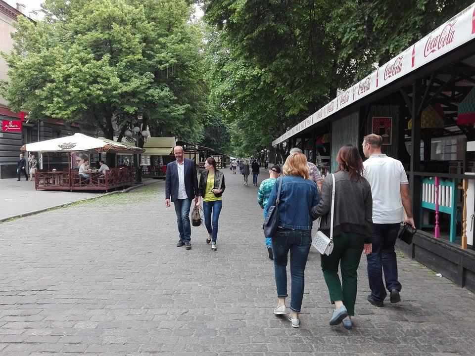 Вулиця Соборності «заросла» літніми майданчиками і магазинами: ставлення полтавців