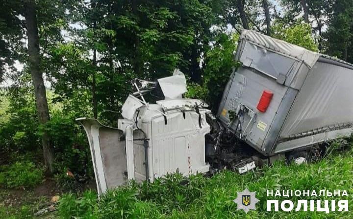 ДТП на трасі Київ-Харків: вантажівка з'їхала в лісосмугу
