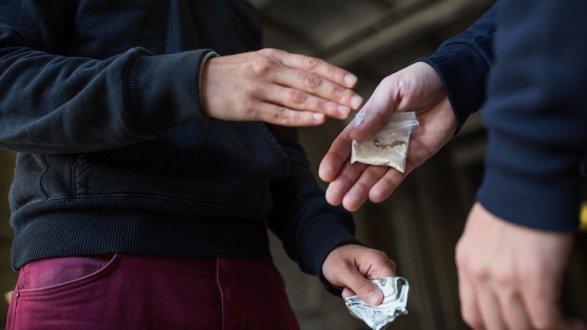 Полтавські патрульні виявили у підозрілих перехожих ймовірні наркотики