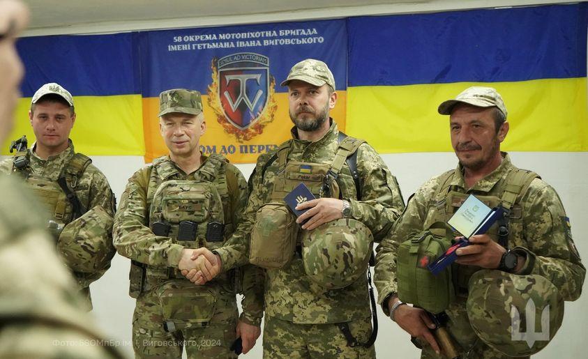 Воїну з Полтавщини Головнокомандувач ЗСУ вручив нагороду "Срібний хрест"