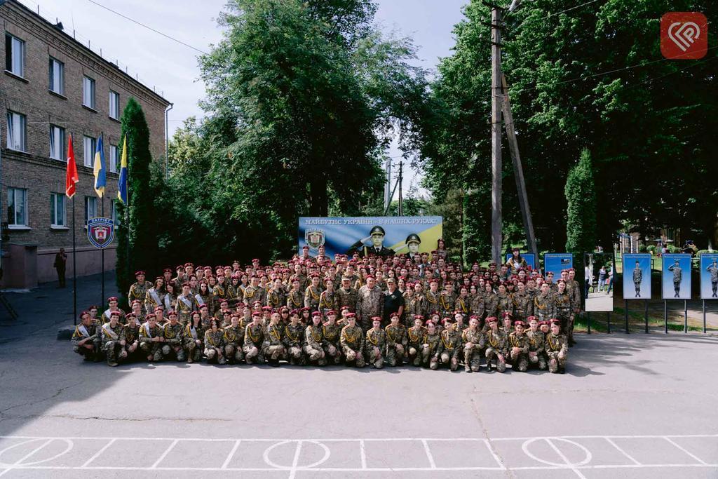 Проводжали випускників та збирали допомогу воїнам: у ліцеї «Патріот» відбулося свято Останнього дзвоника