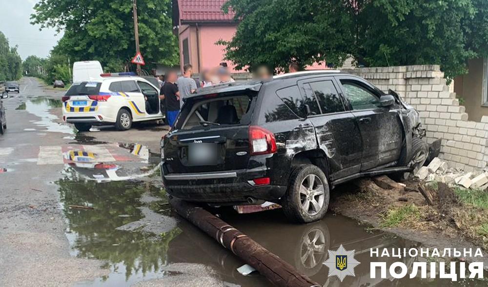 ДТП у Кременчуцькому районі: позашляховик протаранив паркан після зіткнення з ВАЗ