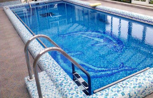 Пилососи для басейну: плавайте у чистій воді