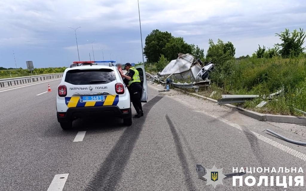 Автотроща на автодорозі Київ-Харків: зіткнулися дві вантажівки