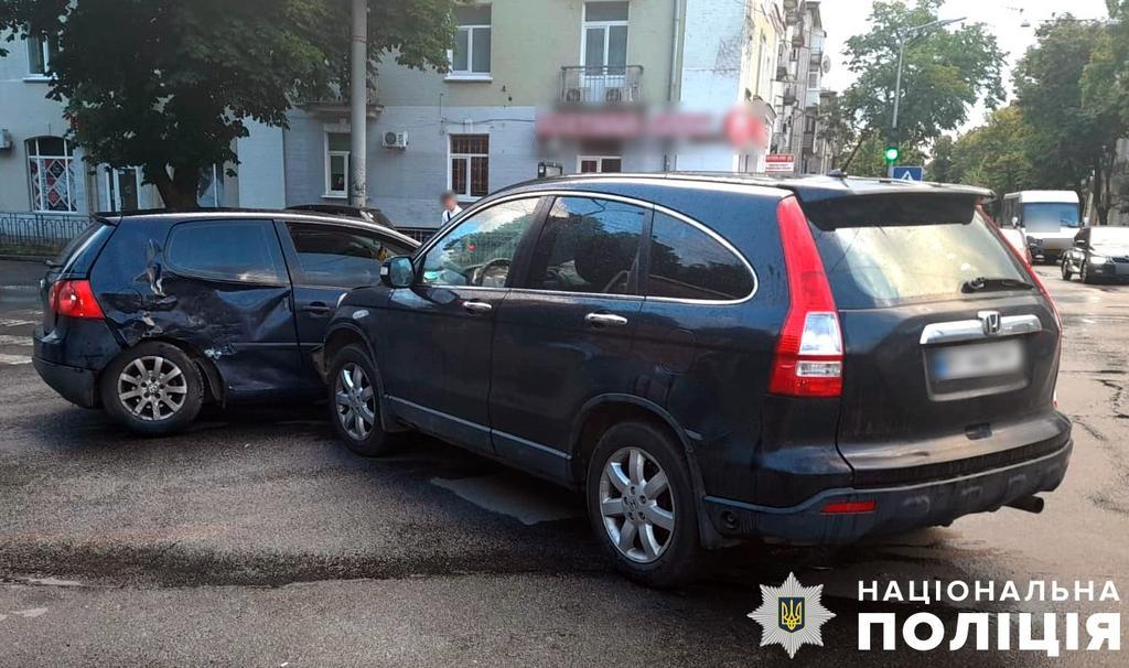 У центрі Полтави зіткнулися два легковики: постраждала пасажирка одного з авто