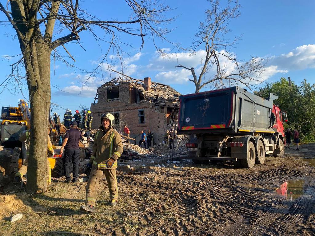 На місці ворожого влучання по Полтаві працювало більше 100 осіб підрозділів служб