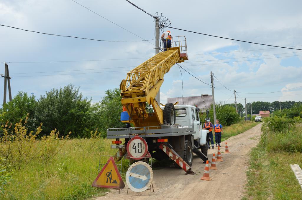 У Полтаві "Міськсвітло" встановлює в мкрн Яр вуличне освітлення 