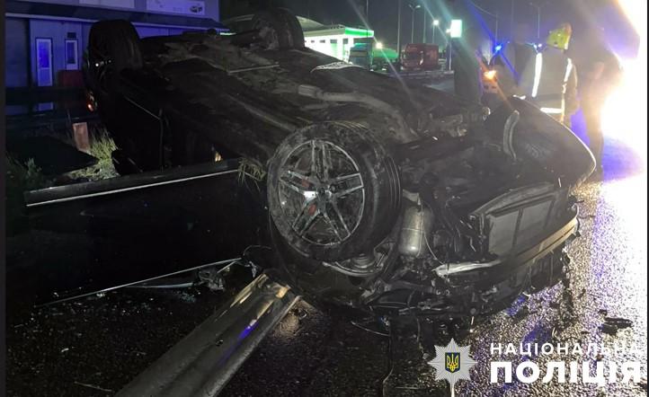 Поблизу Пирятин легковик протаранив відбійник і перевернувся