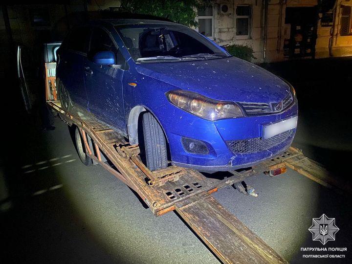 Патрульні Полтавщини затримали водія, який втік після ДТП