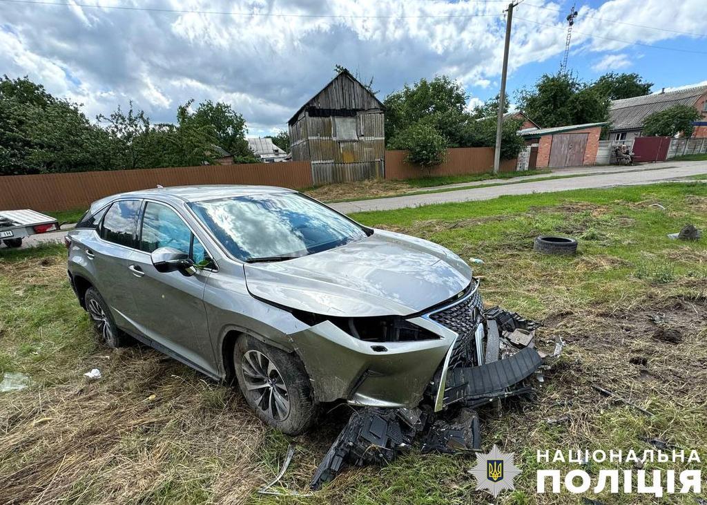 На Лубенщині легковик злетів з дороги та в’їхав у пагорб