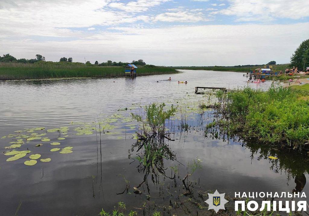 Плавав і зник: на Полтавщині рятувальники з річки дістали тіло чоловіка