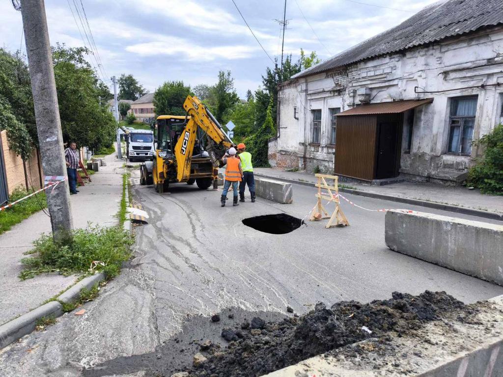 В районі Полтавської обласної лікарні утворилося провалля: рух обмежено