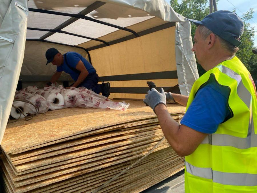 Постраждалим від ворожого удару полтавцям надали будівельні матеріали