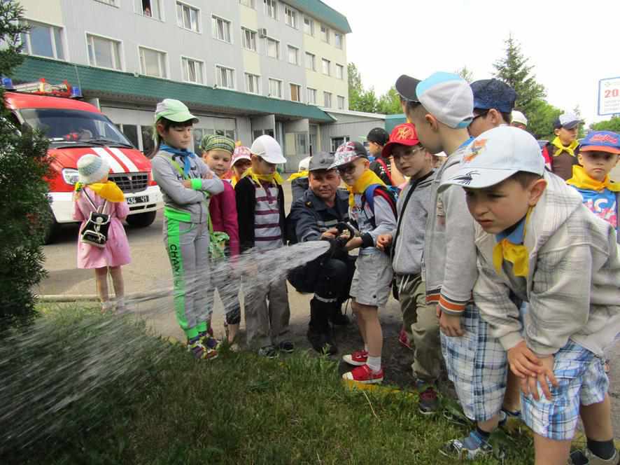 Полтавські рятувальники влаштували шоу для малечі з пришкільного табору 