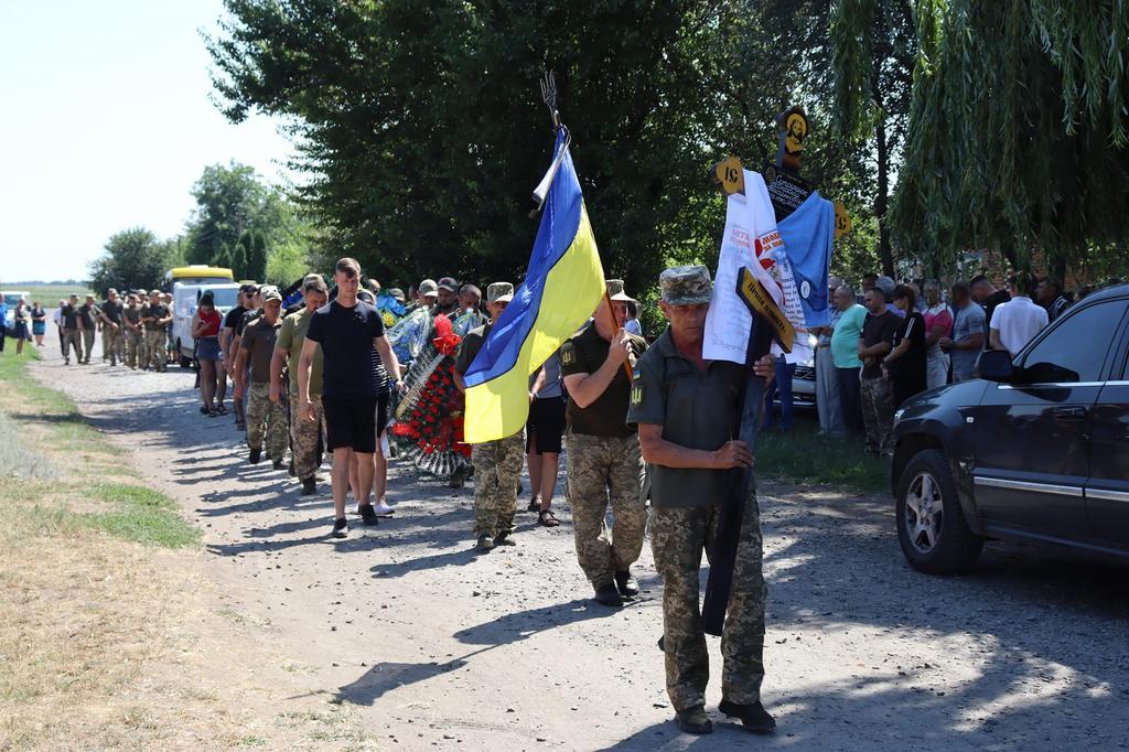 Назавжди 33: у Решетилівській громаді в останню дорогу провели Віталія Супрунюка