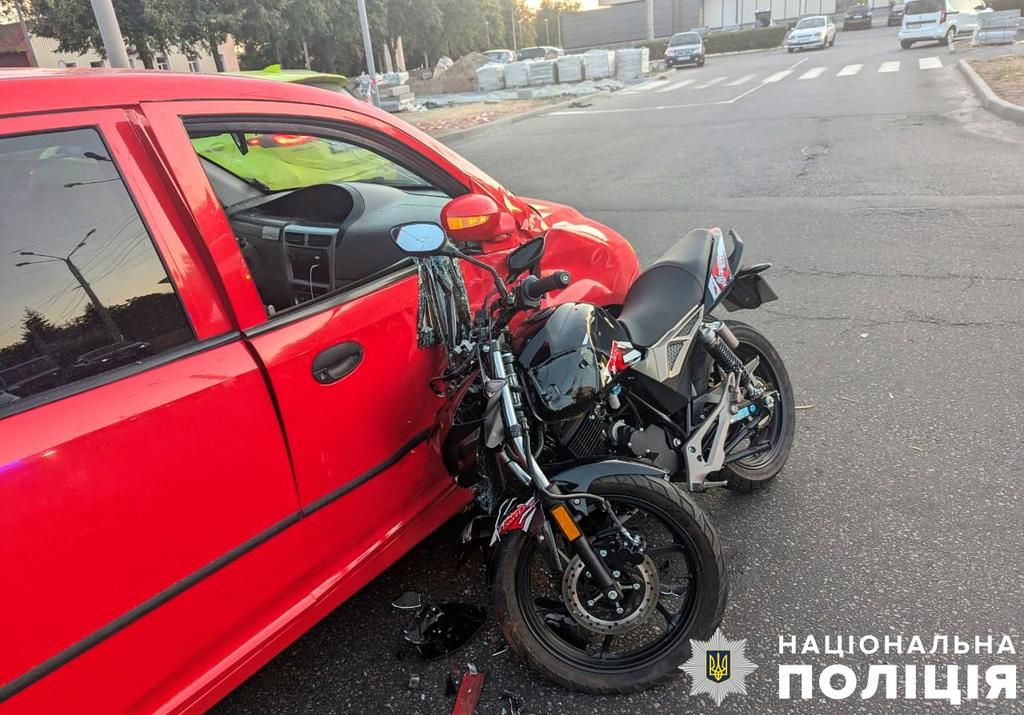 У Полтаві поблизу автовокзалу легковик зіткнувся з мотоциклістом: водій двоколісного отримав травми