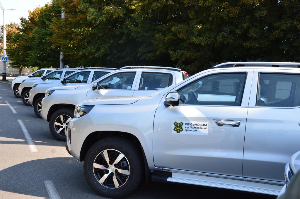 Міськрада Полтави передала для ЗСУ 4 пікапи та автобус