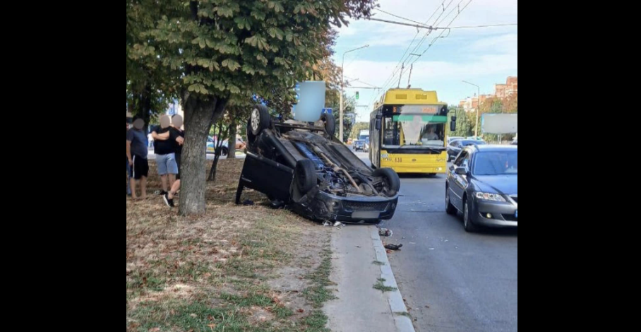 Подробиці ДТП у Полтаві внаслідок якої перевернулась машина