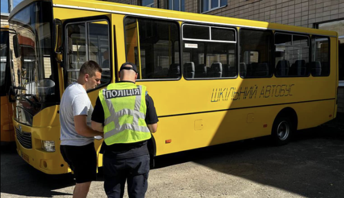 Патрульні Полтави перевірили стан шкільних автобусів 