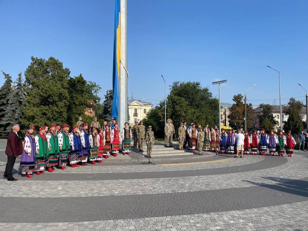 З підписами Президента і захисників: у Полтаві урочисто підняли найбільший стяг області