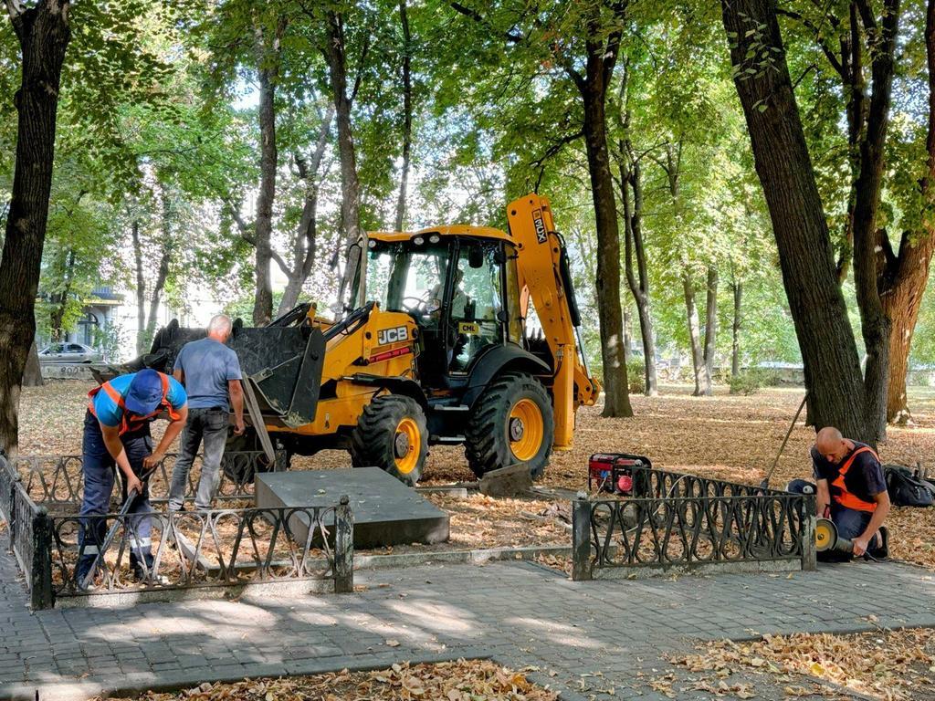 З центру Полтави прибрали комуністичний меморіал