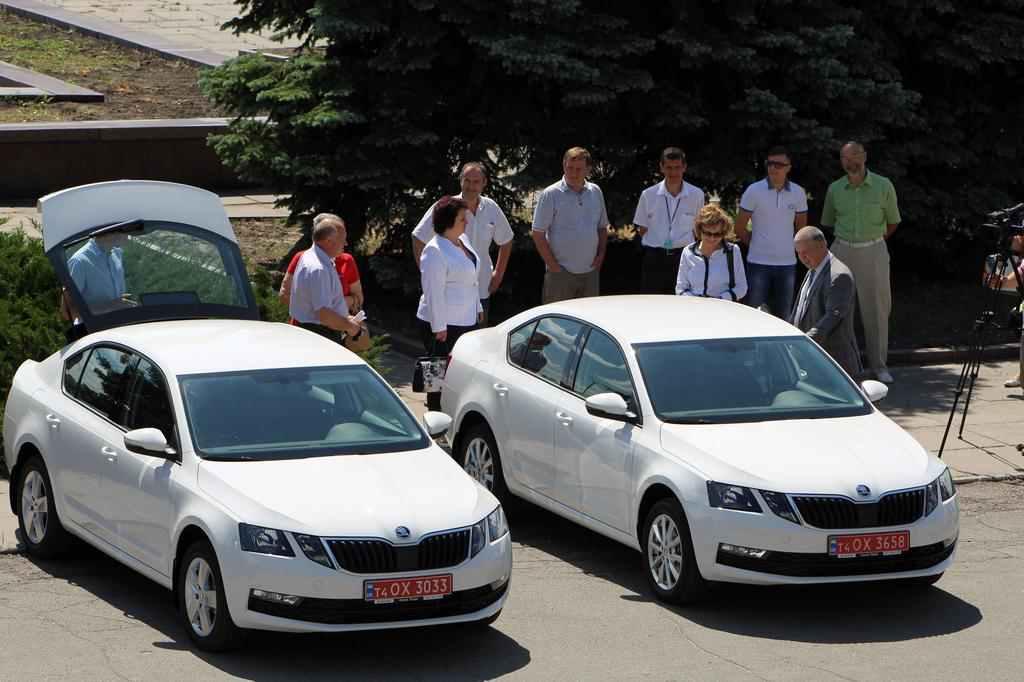 Для лікарні у Горішніх Плавнях влада купила два авто Skoda Octavia