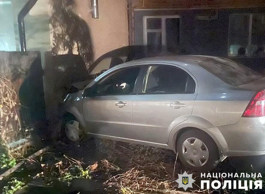 У Ромодані під час комендантської години нетвереза водійка в’їхала в стіну будинку