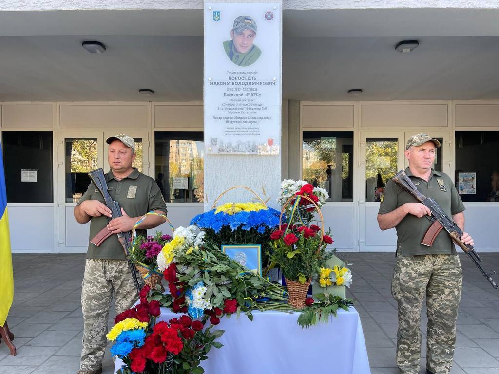 Привітав сина і пішов на війну: у Полтаві відкрили меморіальну дошку Максиму Коростелю