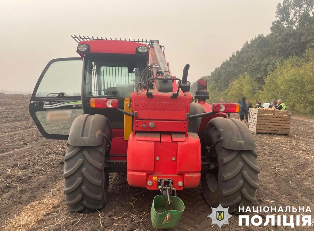 На Полтавщині водій трактора під час польових робіт збив жінку