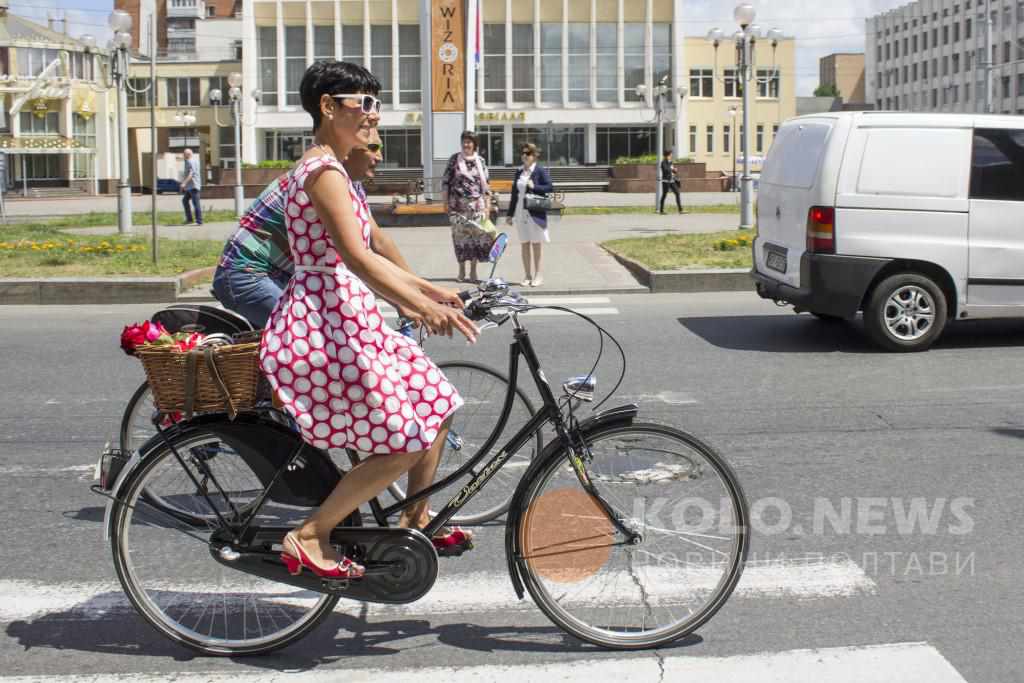 Підбори – не завада: у Полтаві відбувся жіночий велопарад. ФОТО