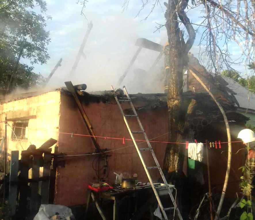 В одному з районів Кременчука ледь не згорів сарай