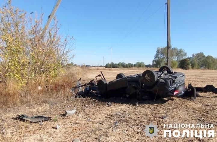 З’їхав у кювет та перекинувся: в ДТП на Полтавщині постраждали водій та пасажир