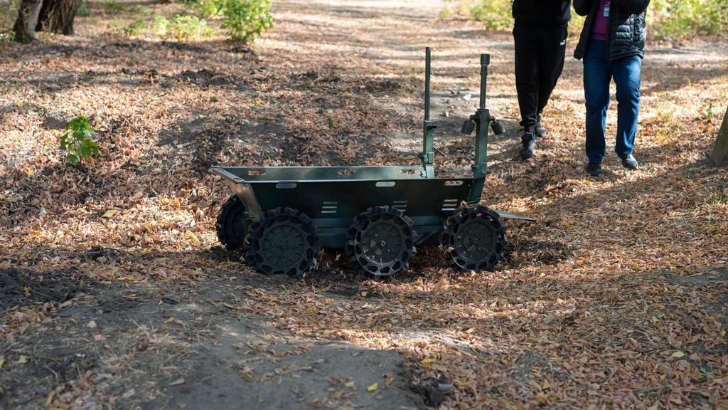 «Він виконує завдання, які не може виконати людина»: у Полтаві виготовляють наземні дрони для транспортування вантажів та евакуації поранених 