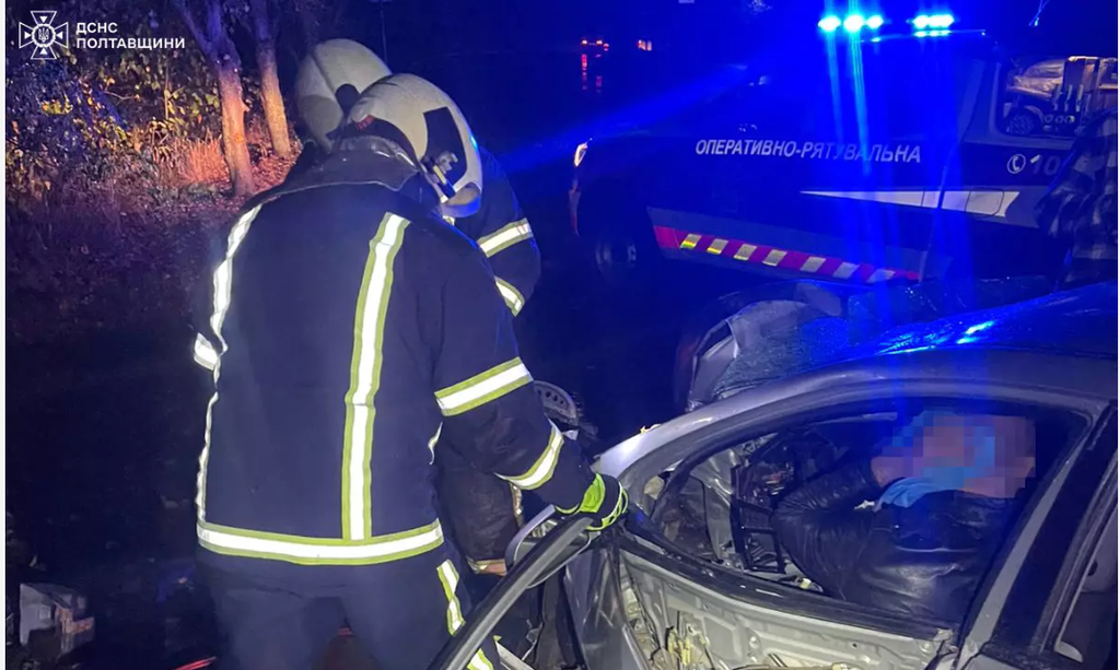 Полтавські рятувальники деблокували водія з понівеченого автомобіля