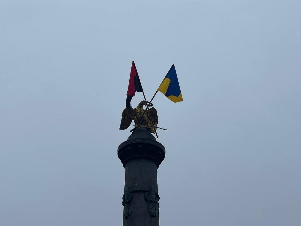 Традиція з 2014 року: у Полтаві замінили прапори на Монументі слави