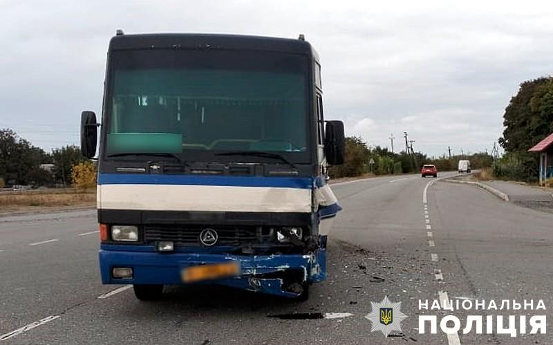 На виїзді з села Мачухи сталася ДТП: водія легковика госпіталізували