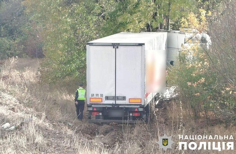 ДТП на Лубенщині: вантажівка протаранила авто, яке стояло на узбіччі