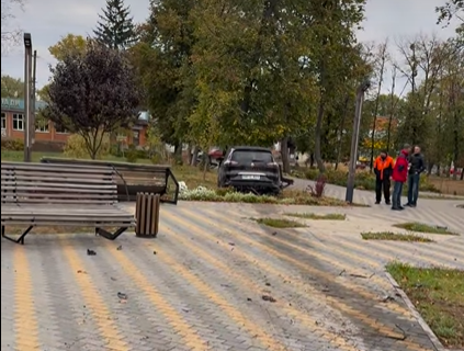 В Опішні нетверезий кермувальник понівечив парк