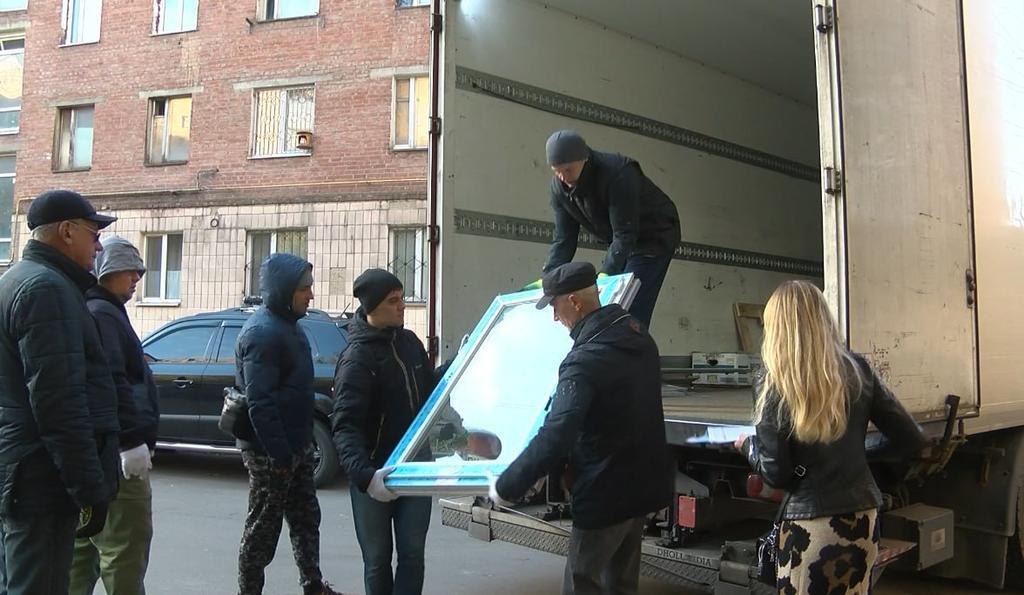 Полтавцям, чиї будинки постраждали від ворожої атаки 3 вересня, привезли третю партію вікон 