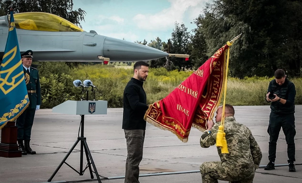 Володимир Зеленський вручив прапор полтавському військовому підрозділу