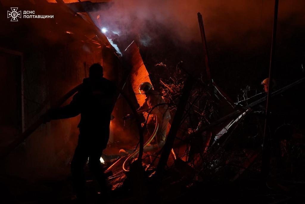 Полтавські рятувальники ліквідовують наслідки ворожої атаки