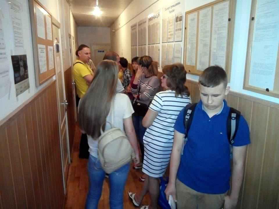 Аби отримати перший паспорт, у Полтаві займають чергу з другої ночі