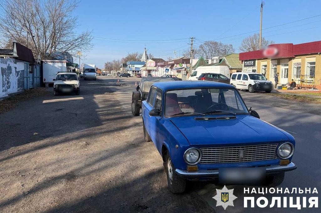 На Полтавщині зіткнулися дві автівки: причіп однієї з них травмував пішохода