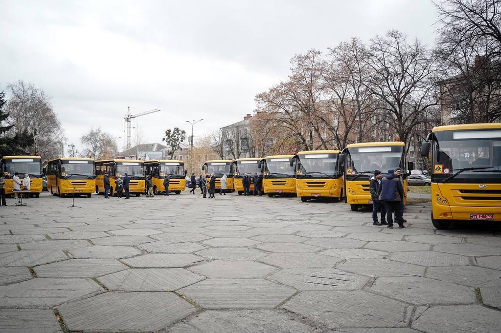 Десять громад Полтавщини отримали нові шкільні автобуси