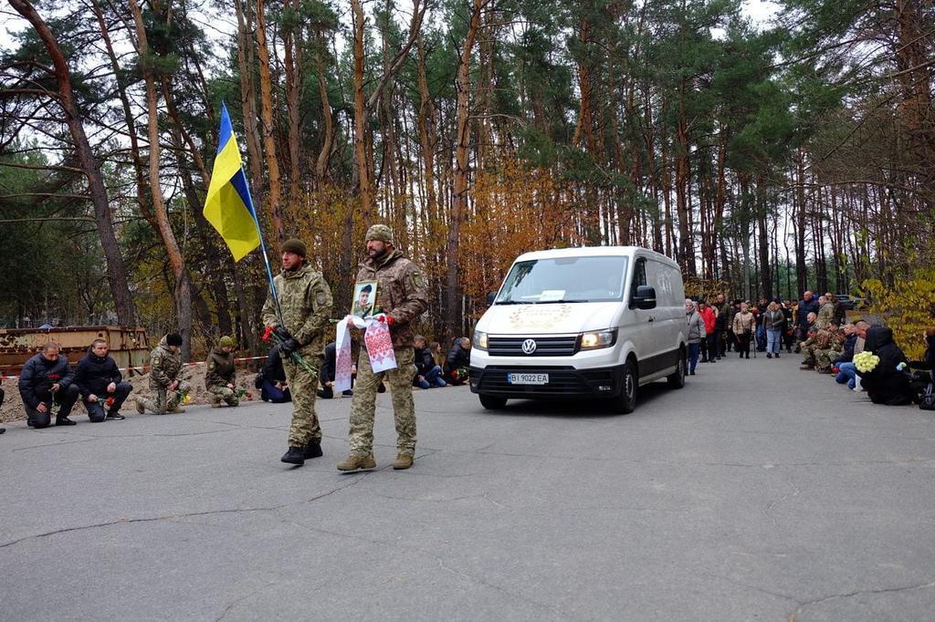 У Горішніх Плавнях попрощалися з солдатом Збройних сил України Ігорем Великим