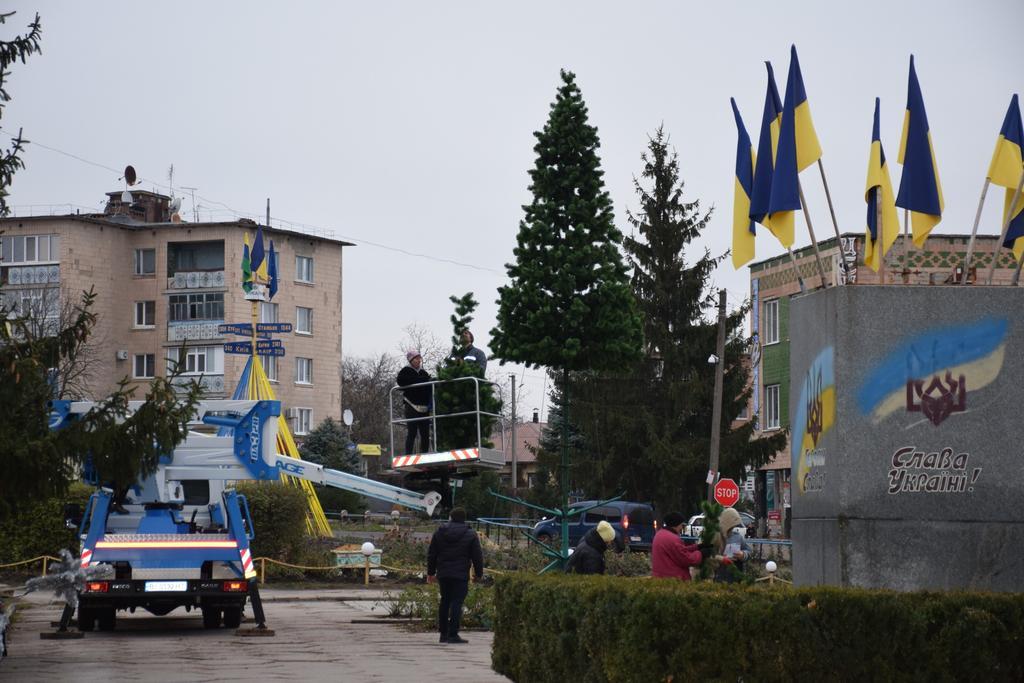 У Нових Санжарах вперше з початку повномасштабної війни монтують новорічну ялинку