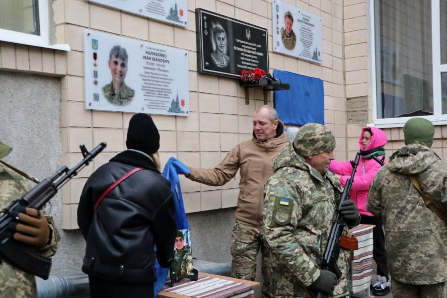 На фасаді Полтавського ліцею відкрили дошки пам'яті двом Захисникам