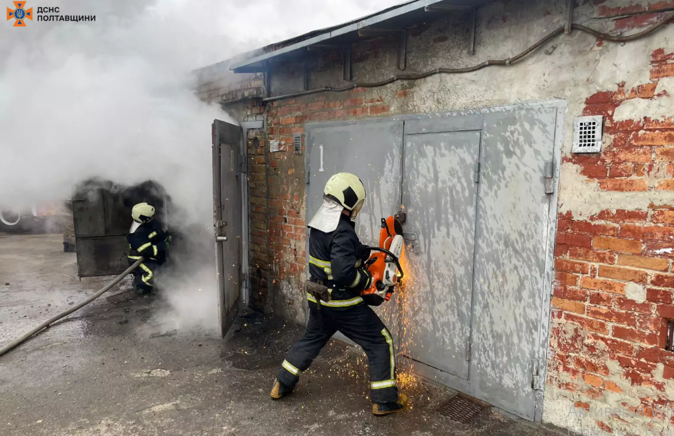 У Полтаві горів гараж: вогонь пошкодив стіни та стелю
