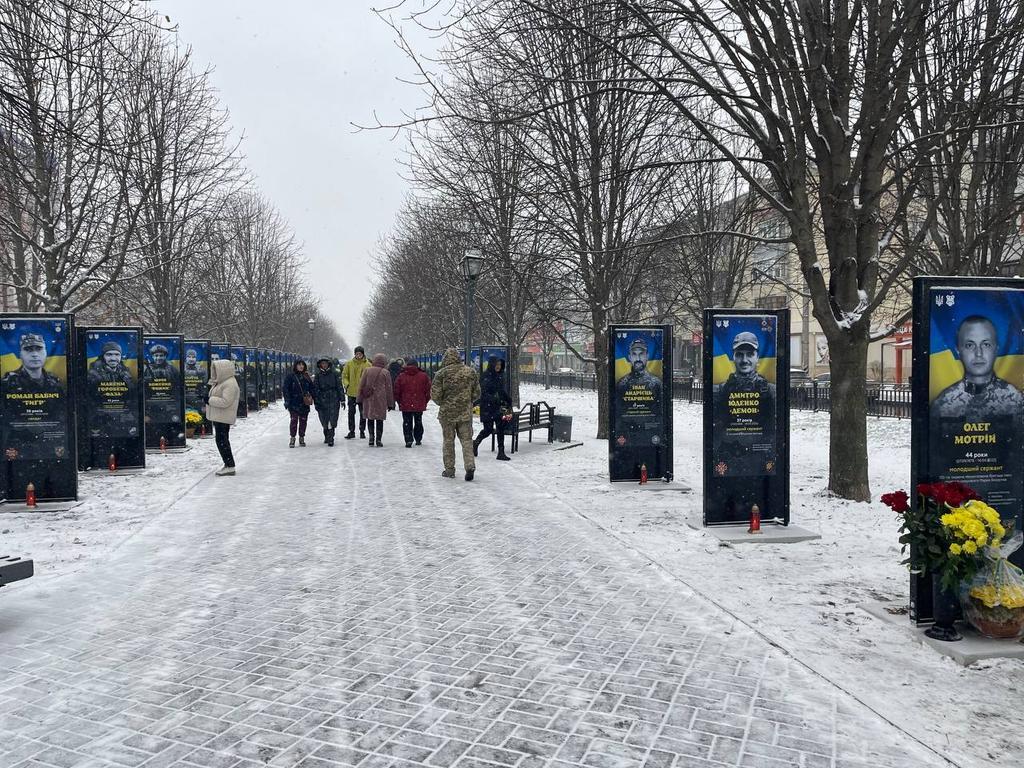 Полтава пам'ятає: На Каштановій Алеї відкрили пам'ятні стели полеглим Героям